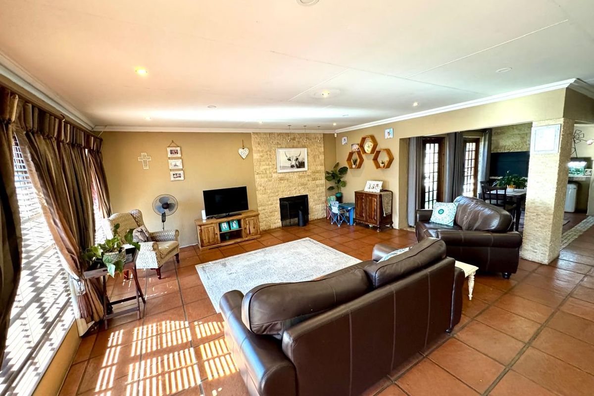 Spacious and private Tuscan style three bedroom home for sale in Secunda - Photo 5
