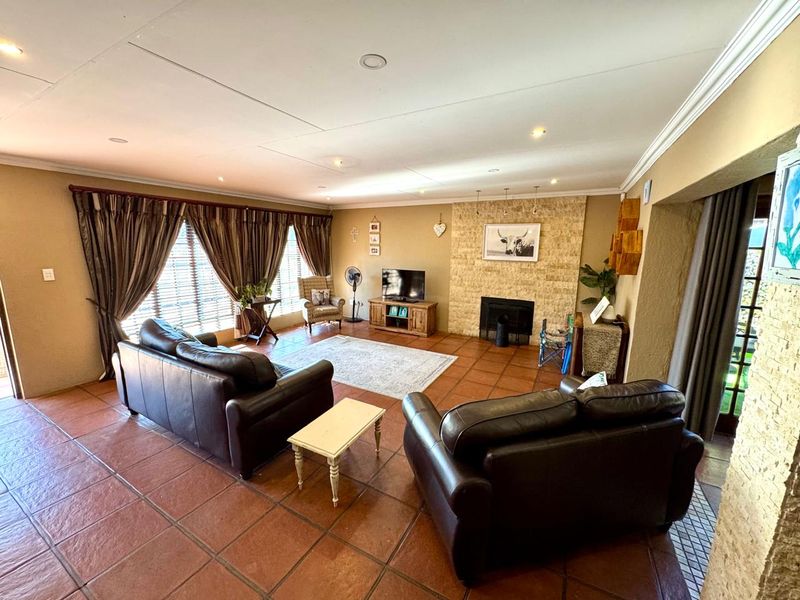 Spacious and private Tuscan style three bedroom home for sale in Secunda - Photo 7
