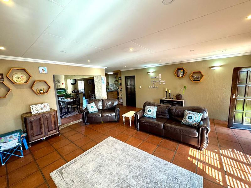Spacious and private Tuscan style three bedroom home for sale in Secunda - Photo 6