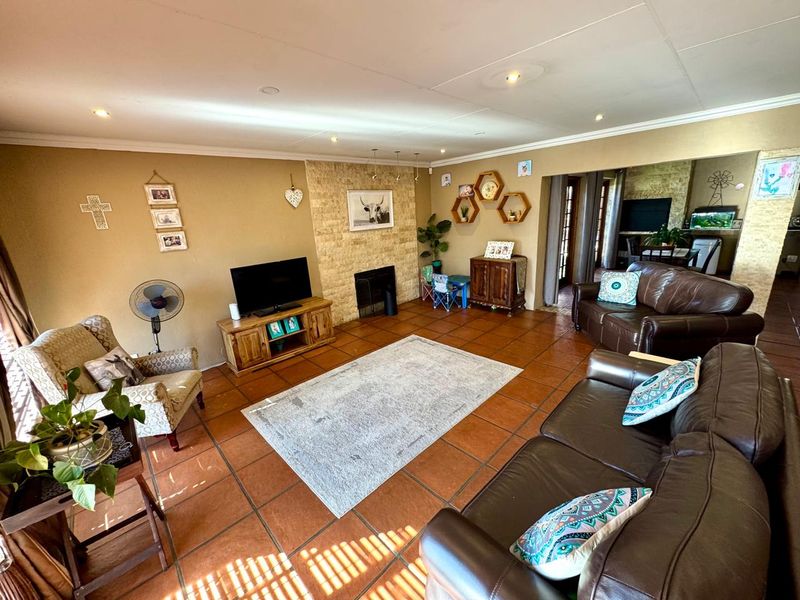 Spacious and private Tuscan style three bedroom home for sale in Secunda - Photo 4
