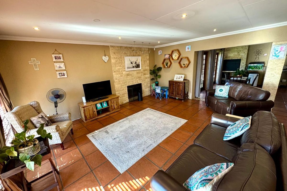 Spacious and private Tuscan style three bedroom home for sale in Secunda - Photo 4