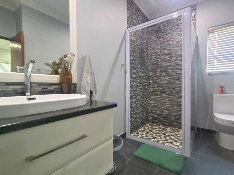 Elegant Family Living in the Prestigious Mzingazi Golf Estate - Photo 6