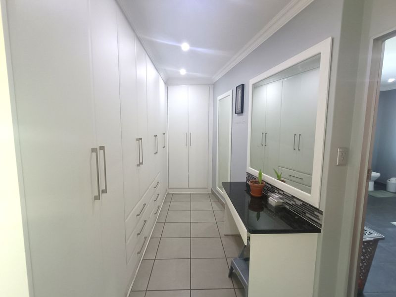 Elegant Family Living in the Prestigious Mzingazi Golf Estate - Photo 10