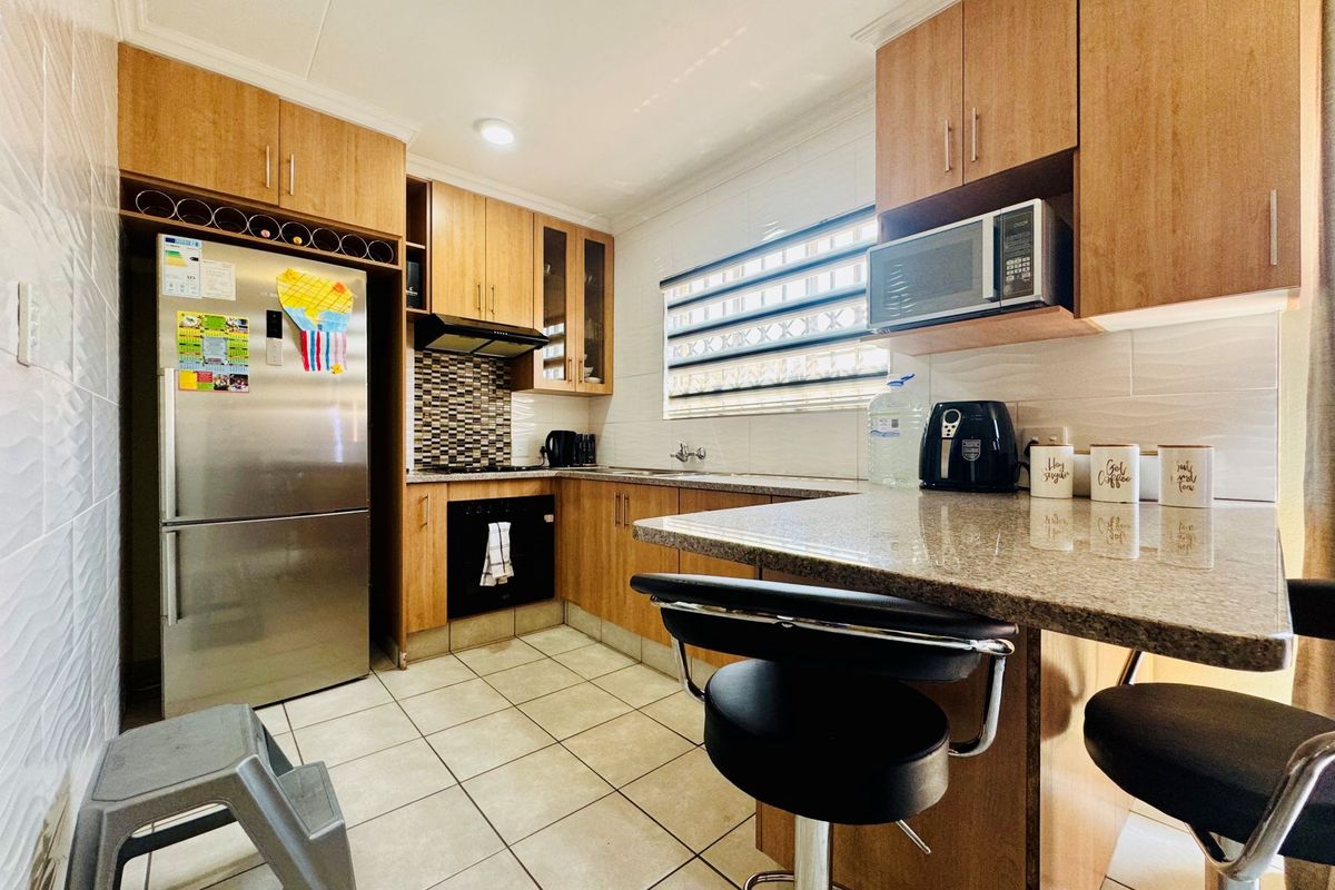 3-Bedroom Home with Private Garden in Sought-After Annlin Complex - Photo 5