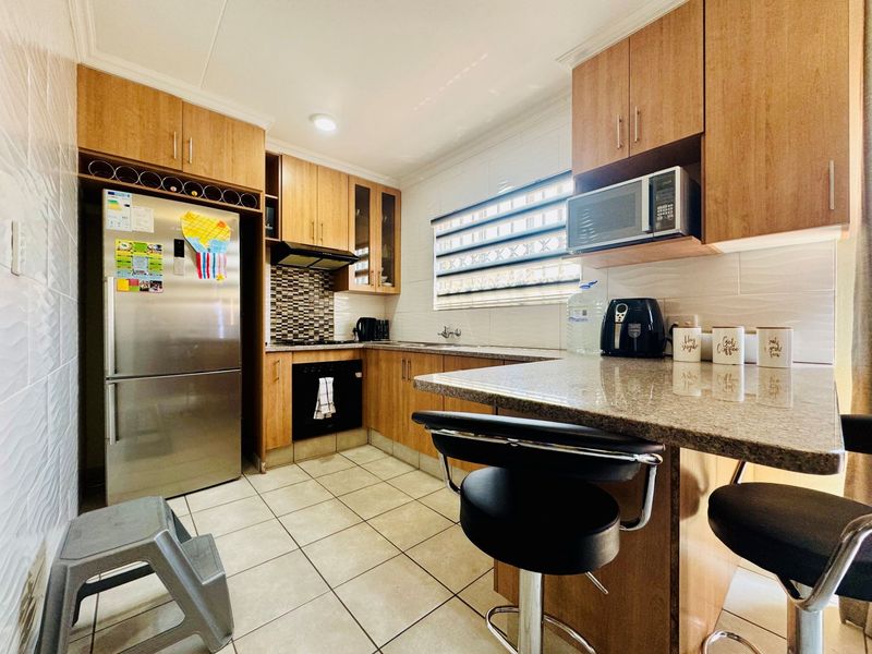 3-Bedroom Home with Private Garden in Sought-After Annlin Complex - Photo 5