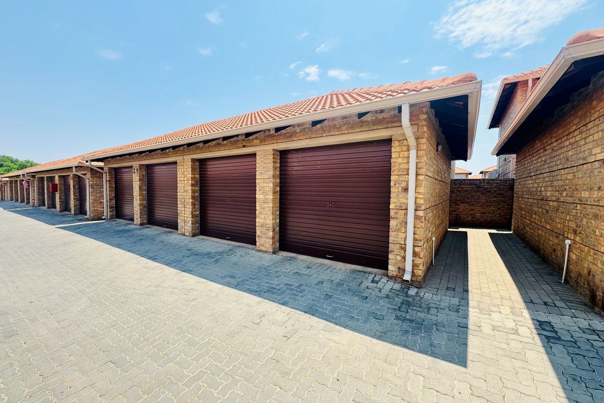 3-Bedroom Home with Private Garden in Sought-After Annlin Complex - Photo 4