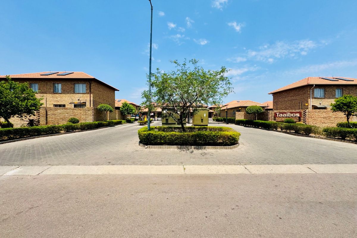 3-Bedroom Home with Private Garden in Sought-After Annlin Complex - Photo 2