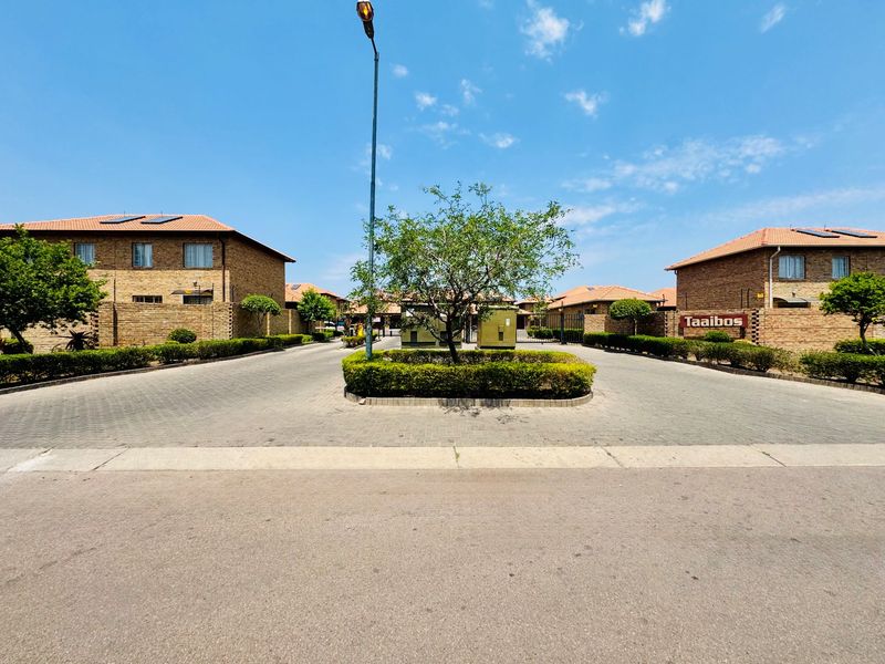 3-Bedroom Home with Private Garden in Sought-After Annlin Complex - Photo 2