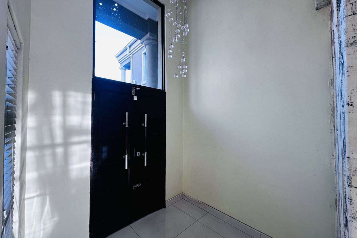 Elegant Lifestyle Property with Modern Comforts and Entertaining Spaces - Photo 2