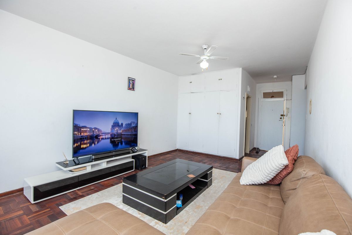 1.5 Bedroom Flat North Beach - Photo 4