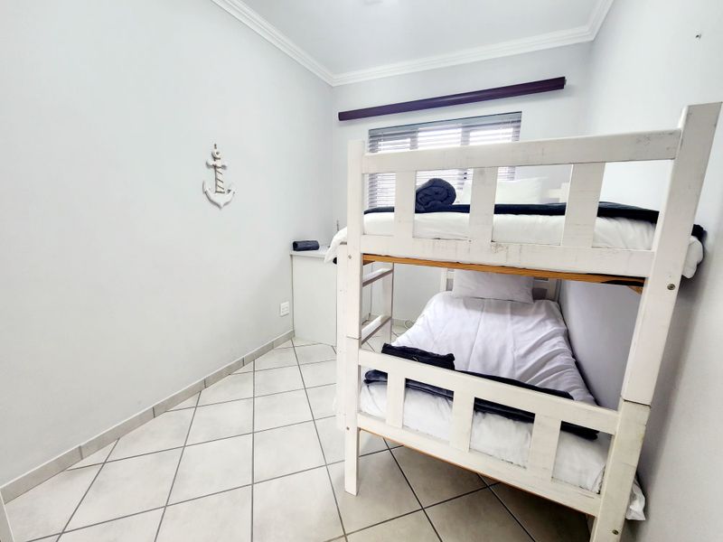 Coastal Comfort: Fully Furnished 3-Bedroom Ground Floor Apartment - Photo 6