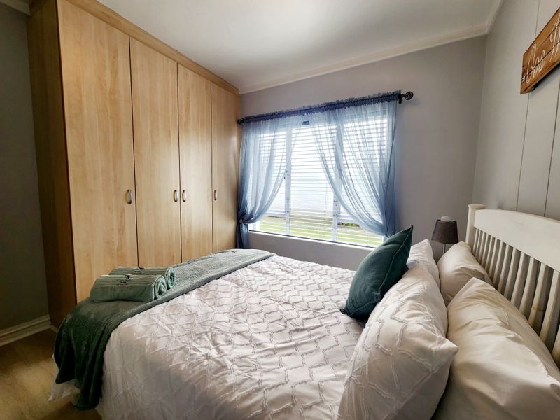 Coastal Comfort: Fully Furnished 3-Bedroom Ground Floor Apartment - Photo 5