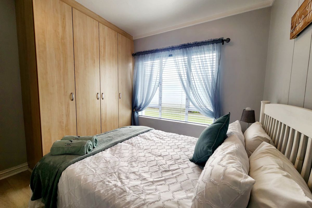 Coastal Comfort: Fully Furnished 3-Bedroom Ground Floor Apartment - Photo 5