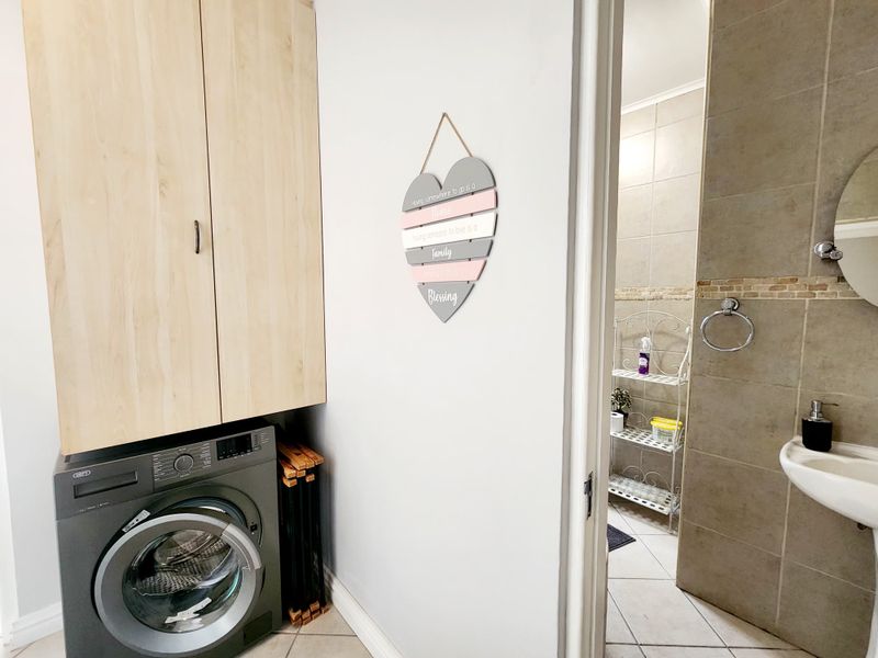 Coastal Comfort: Fully Furnished 3-Bedroom Ground Floor Apartment - Photo 10