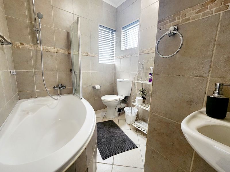 Coastal Comfort: Fully Furnished 3-Bedroom Ground Floor Apartment - Photo 9