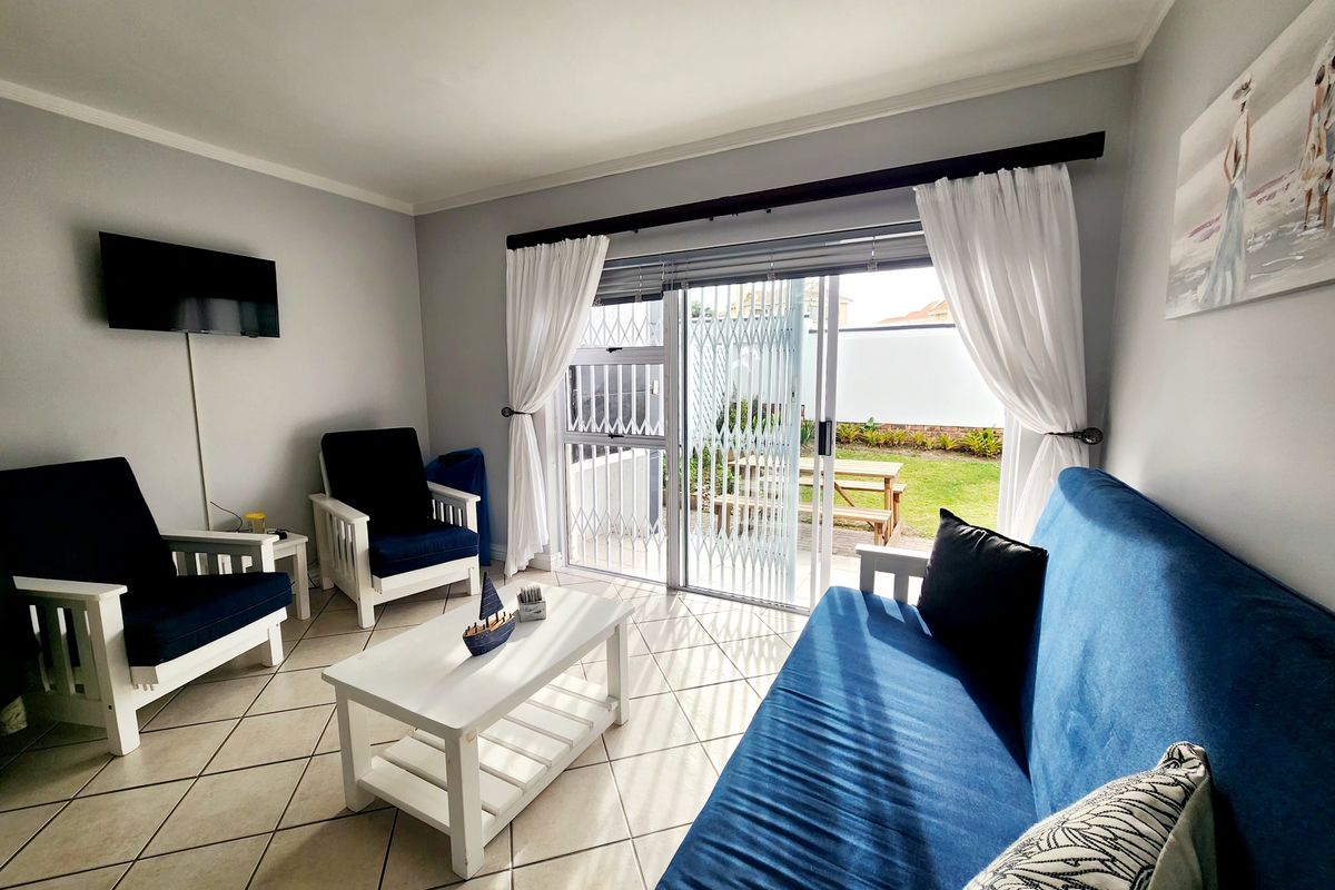 Coastal Comfort: Fully Furnished 3-Bedroom Ground Floor Apartment - Photo 2