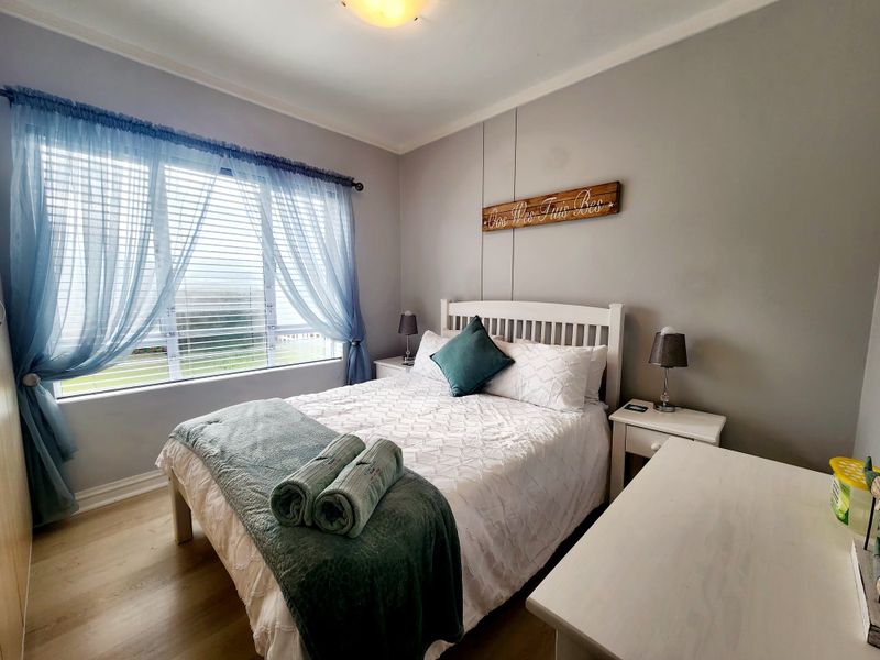 Coastal Comfort: Fully Furnished 3-Bedroom Ground Floor Apartment - Photo 4