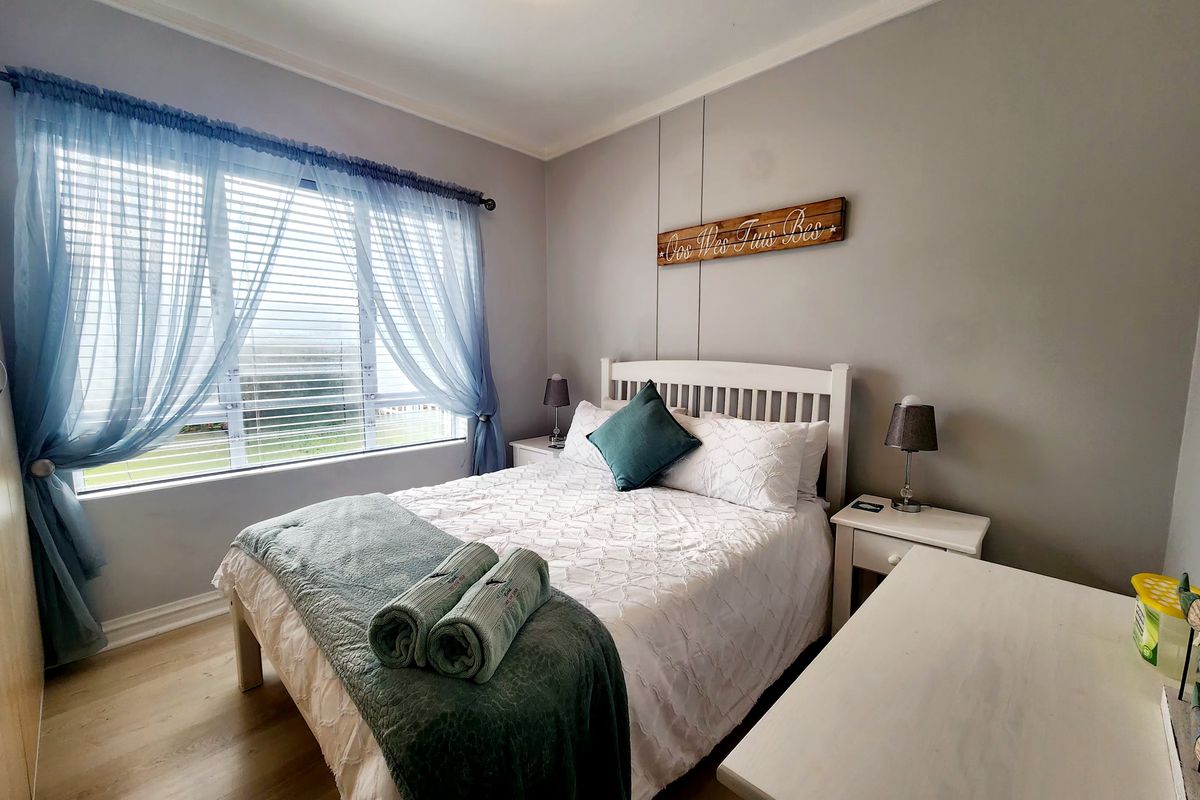 Coastal Comfort: Fully Furnished 3-Bedroom Ground Floor Apartment - Photo 4