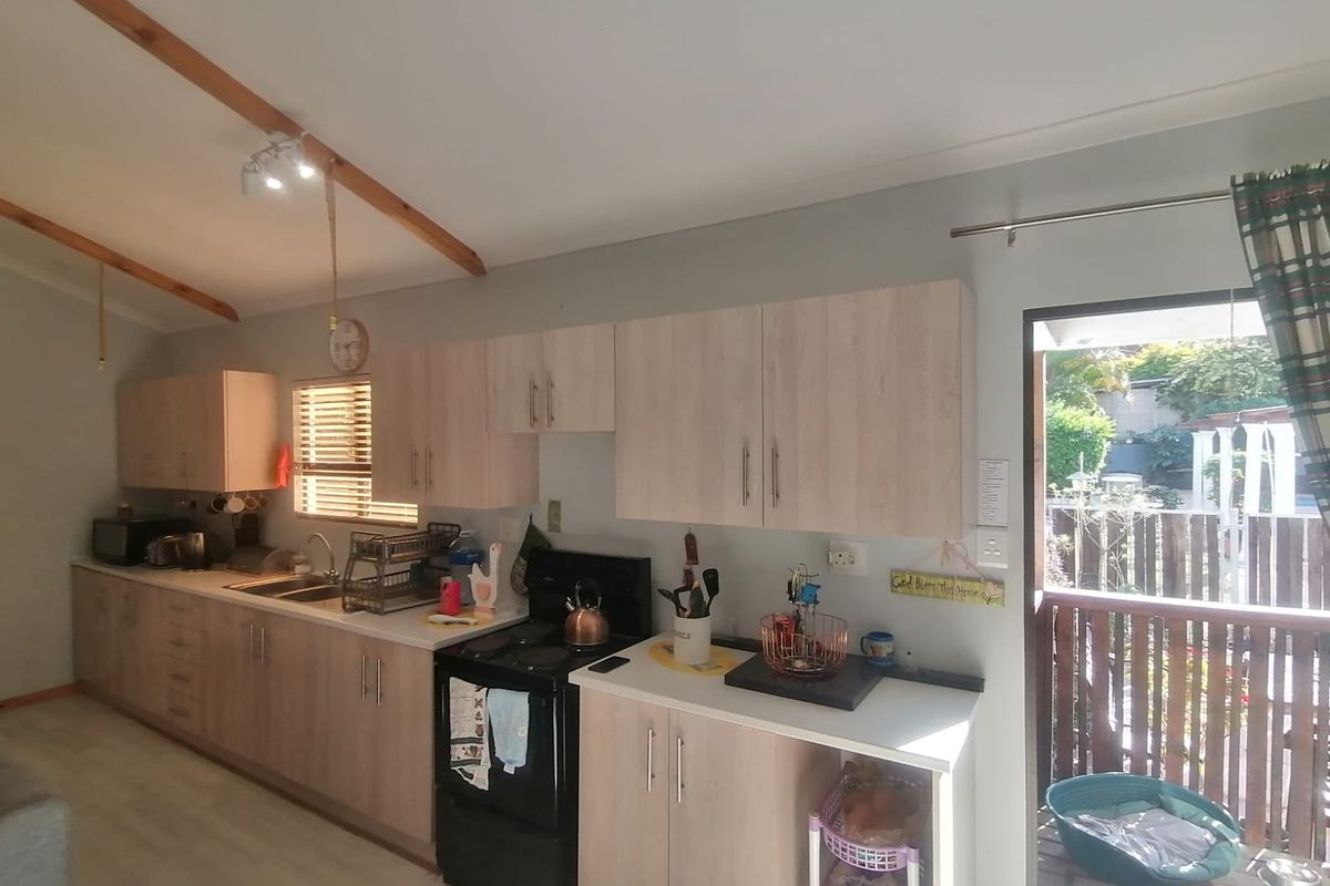 Beautiful Garden Cottage in Good Location - Photo 5