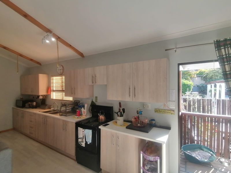 Beautiful Garden Cottage in Good Location - Photo 5