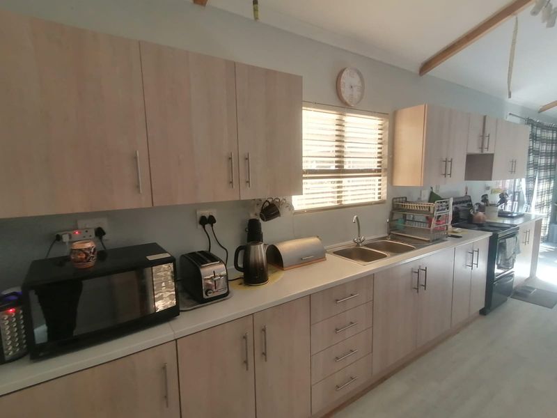 Beautiful Garden Cottage in Good Location - Photo 10