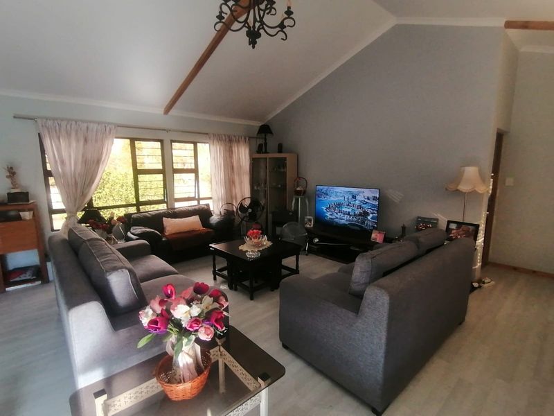Beautiful Garden Cottage in Good Location - Photo 9