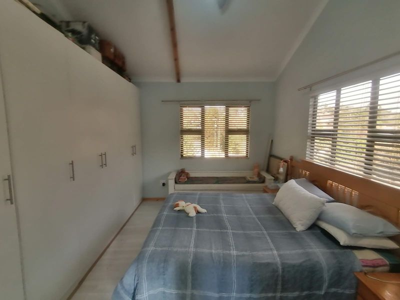 Beautiful Garden Cottage in Good Location - Photo 8