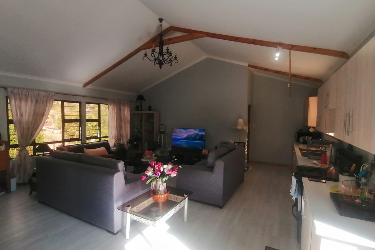 Beautiful Garden Cottage in Good Location - Photo 4