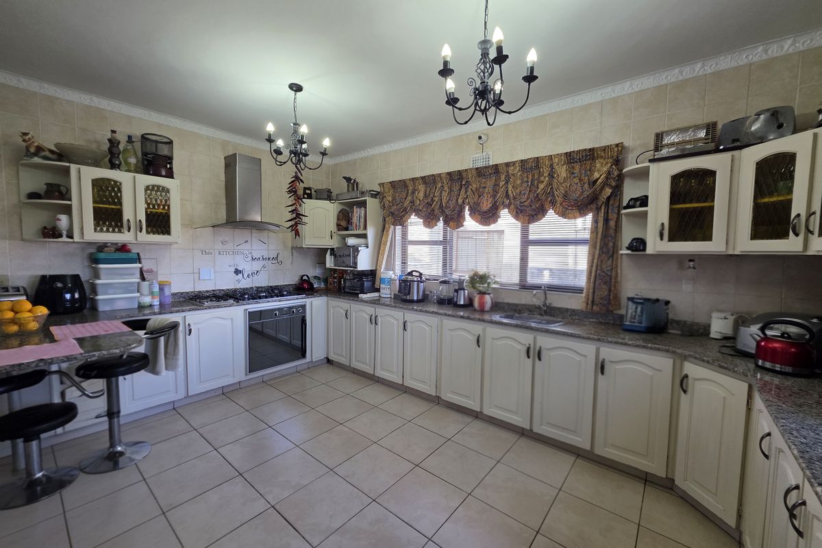 Spacious 7-Bedroom Home with BnB Potential! - Photo 4