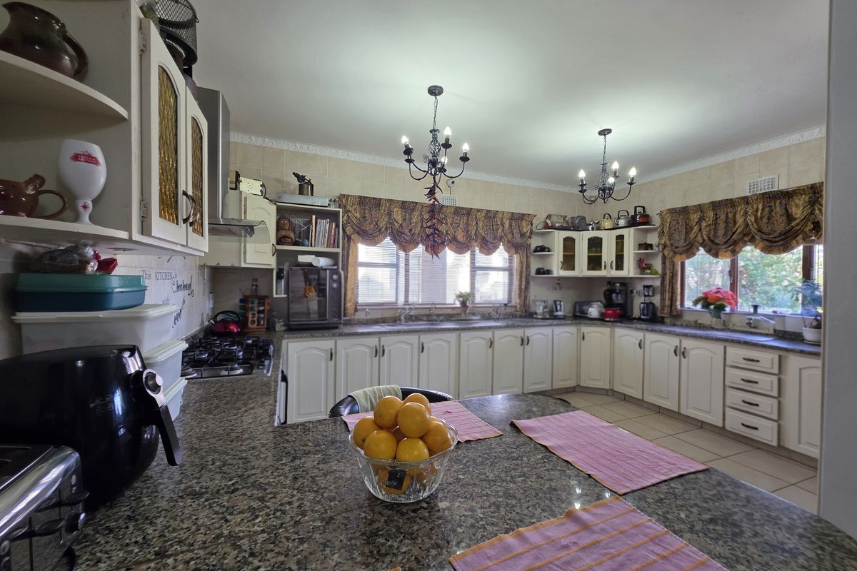 Spacious 7-Bedroom Home with BnB Potential! - Photo 3