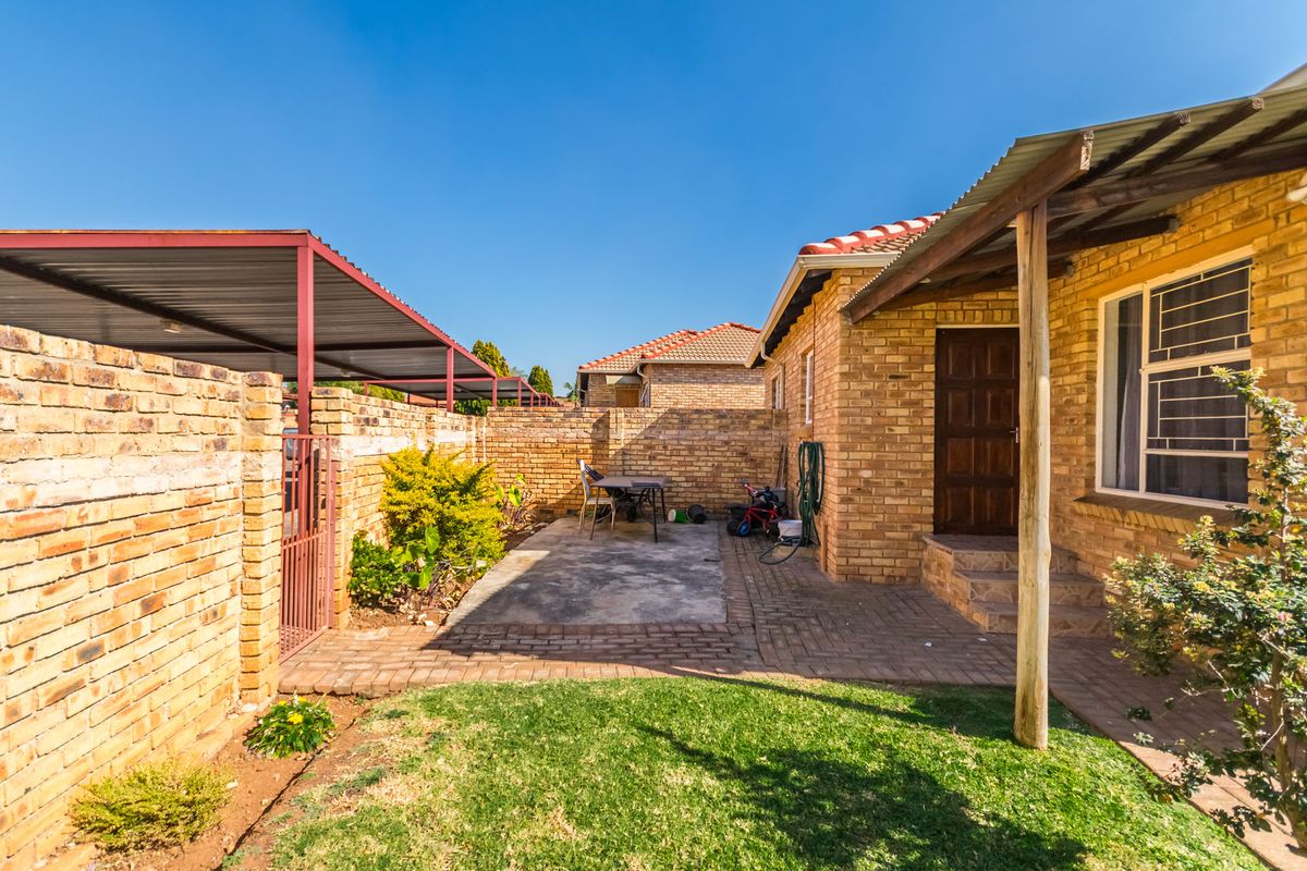 Spacious 2-Bedroom Townhouse with Large Yard & Renovation Potential – Heuwelsig Estate! - Photo 4