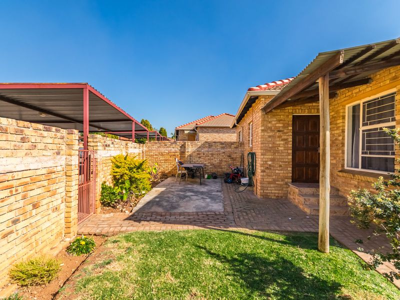 Spacious 2-Bedroom Townhouse with Large Yard & Renovation Potential – Heuwelsig Estate! - Photo 4