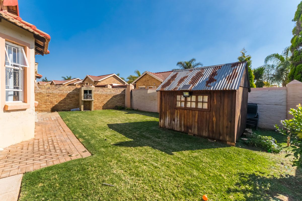 Spacious 2-Bedroom Townhouse with Large Yard & Renovation Potential – Heuwelsig Estate! - Photo 5