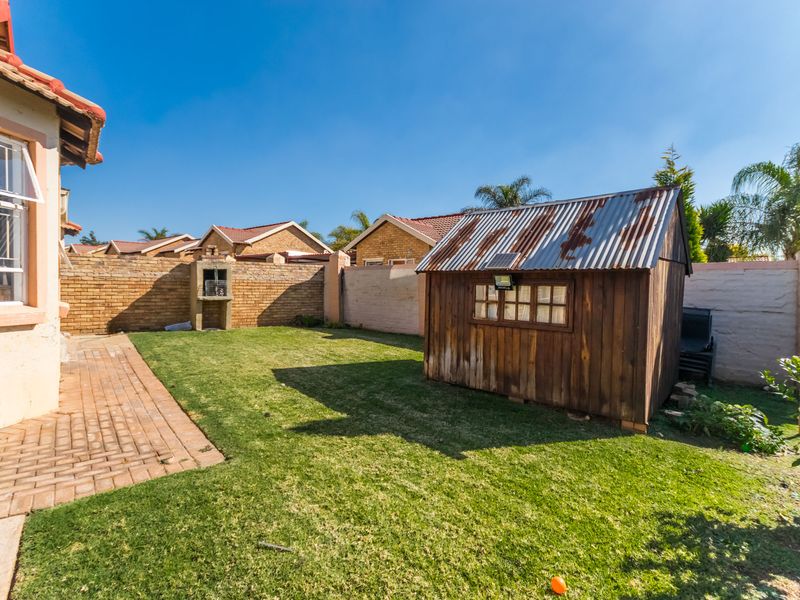 Spacious 2-Bedroom Townhouse with Large Yard & Renovation Potential – Heuwelsig Estate! - Photo 5