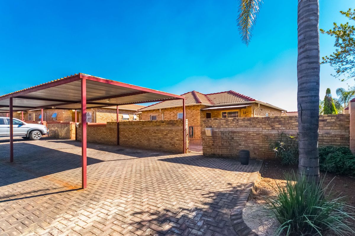 Spacious 2-Bedroom Townhouse with Large Yard & Renovation Potential – Heuwelsig Estate! - Photo 2