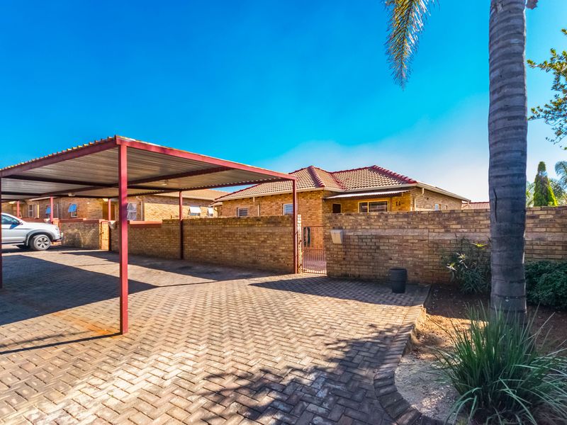 Spacious 2-Bedroom Townhouse with Large Yard & Renovation Potential – Heuwelsig Estate! - Photo 2