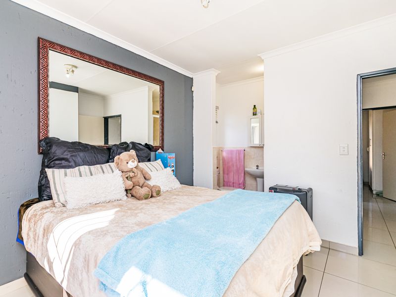 Spacious 2-Bedroom Townhouse with Large Yard & Renovation Potential – Heuwelsig Estate! - Photo 10