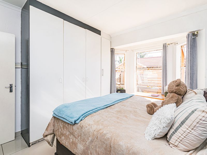 Spacious 2-Bedroom Townhouse with Large Yard & Renovation Potential – Heuwelsig Estate! - Photo 9