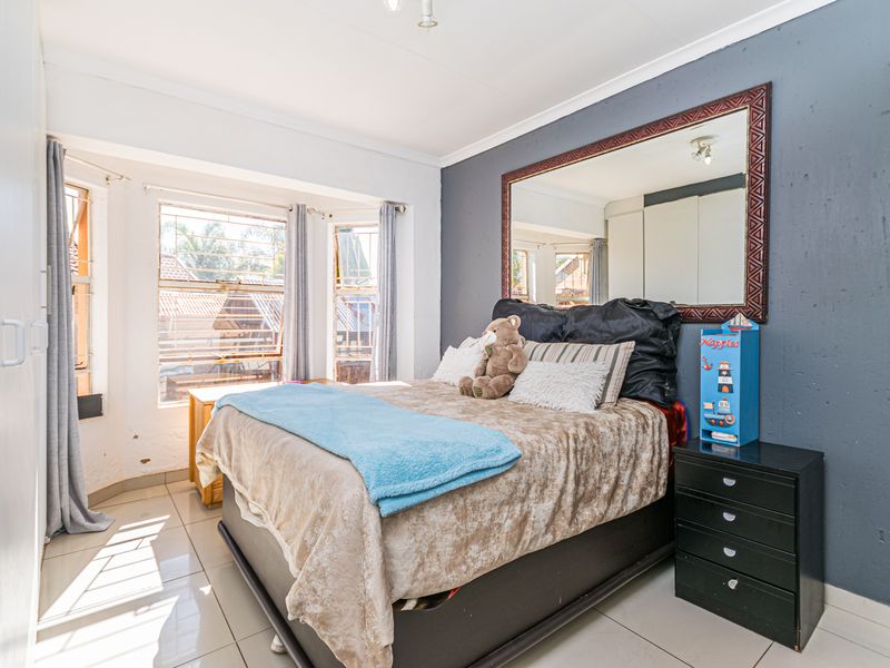 Spacious 2-Bedroom Townhouse with Large Yard & Renovation Potential – Heuwelsig Estate! - Photo 8