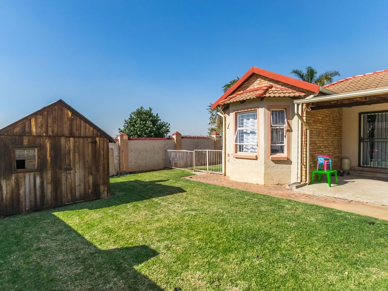 Spacious 2-Bedroom Townhouse with Large Yard & Renovation Potential – Heuwelsig Estate! - Photo 7