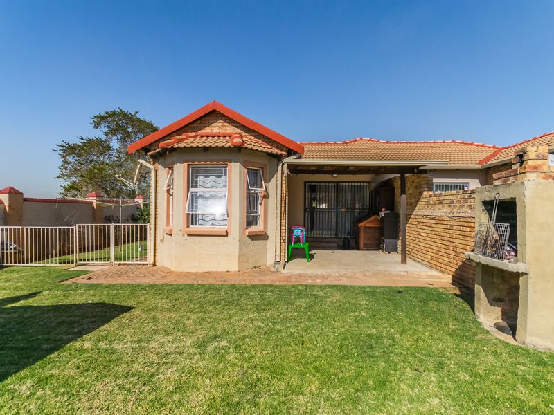 Spacious 2-Bedroom Townhouse with Large Yard & Renovation Potential – Heuwelsig Estate! - Photo 6