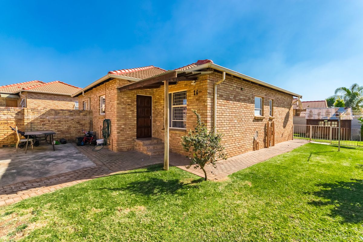 Spacious 2-Bedroom Townhouse with Large Yard & Renovation Potential – Heuwelsig Estate! - Photo 3