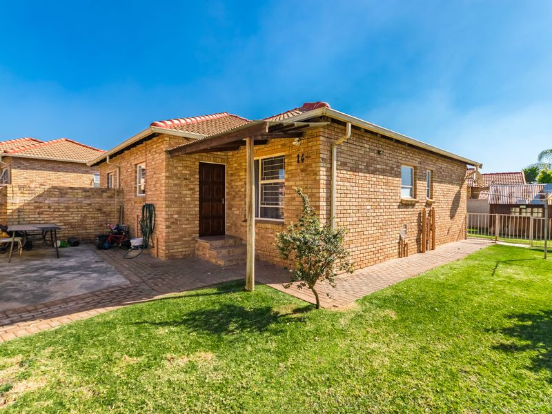 Spacious 2-Bedroom Townhouse with Large Yard & Renovation Potential – Heuwelsig Estate! - Photo 3