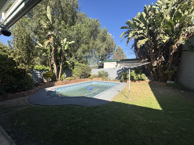 Modern Family Home - Perfect Location - Photo 2
