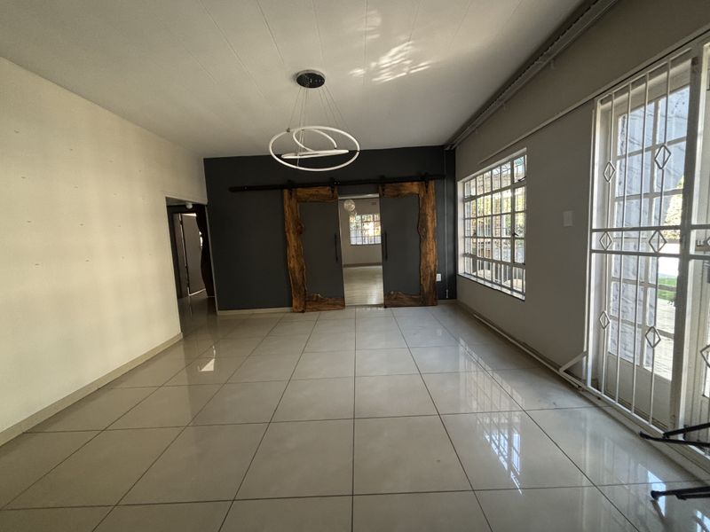 Modern Family Home - Perfect Location - Photo 7