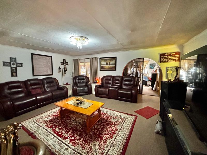 Feature-Rich Family Home with Flats & Energy-Saving Extras - Photo 5