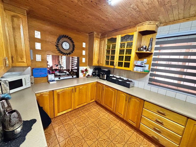 Feature-Rich Family Home with Flats & Energy-Saving Extras - Photo 8