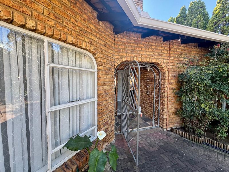 Four bedroom home for sale in a prime location!  Ideal family home - Photo 2