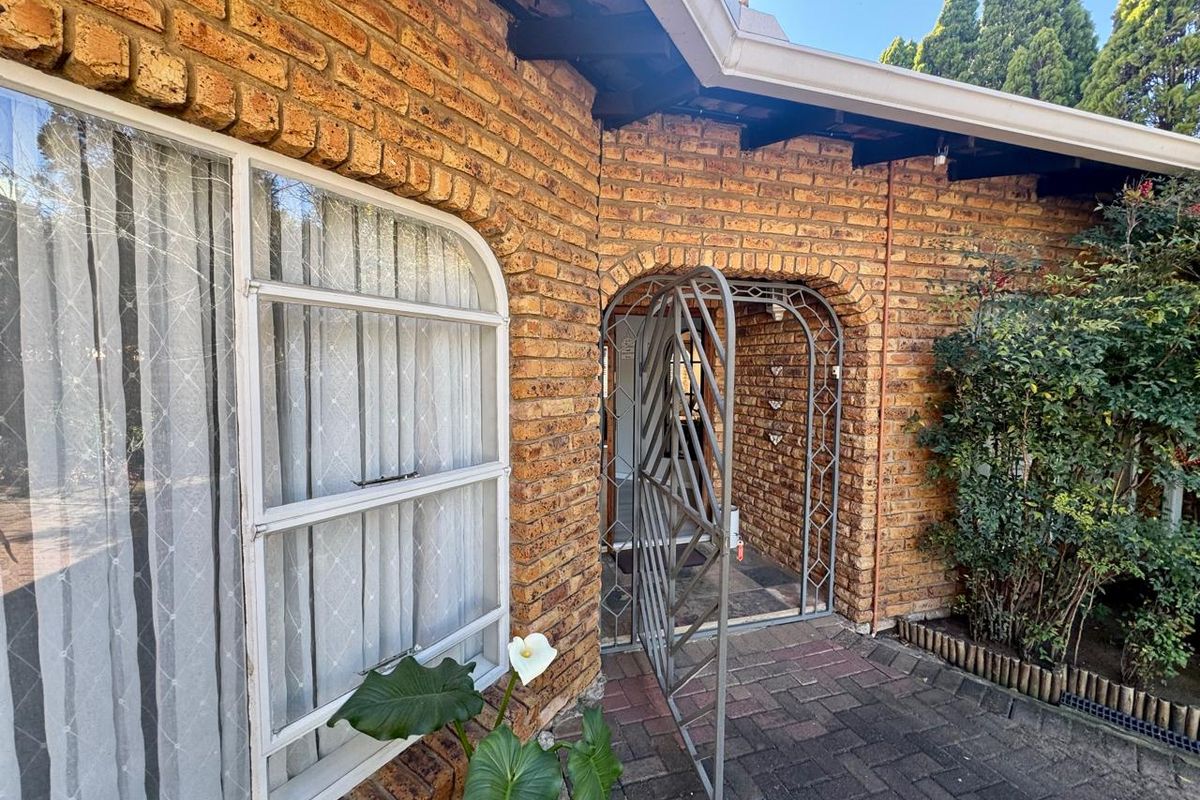 Four bedroom home for sale in a prime location!  Ideal family home - Photo 2