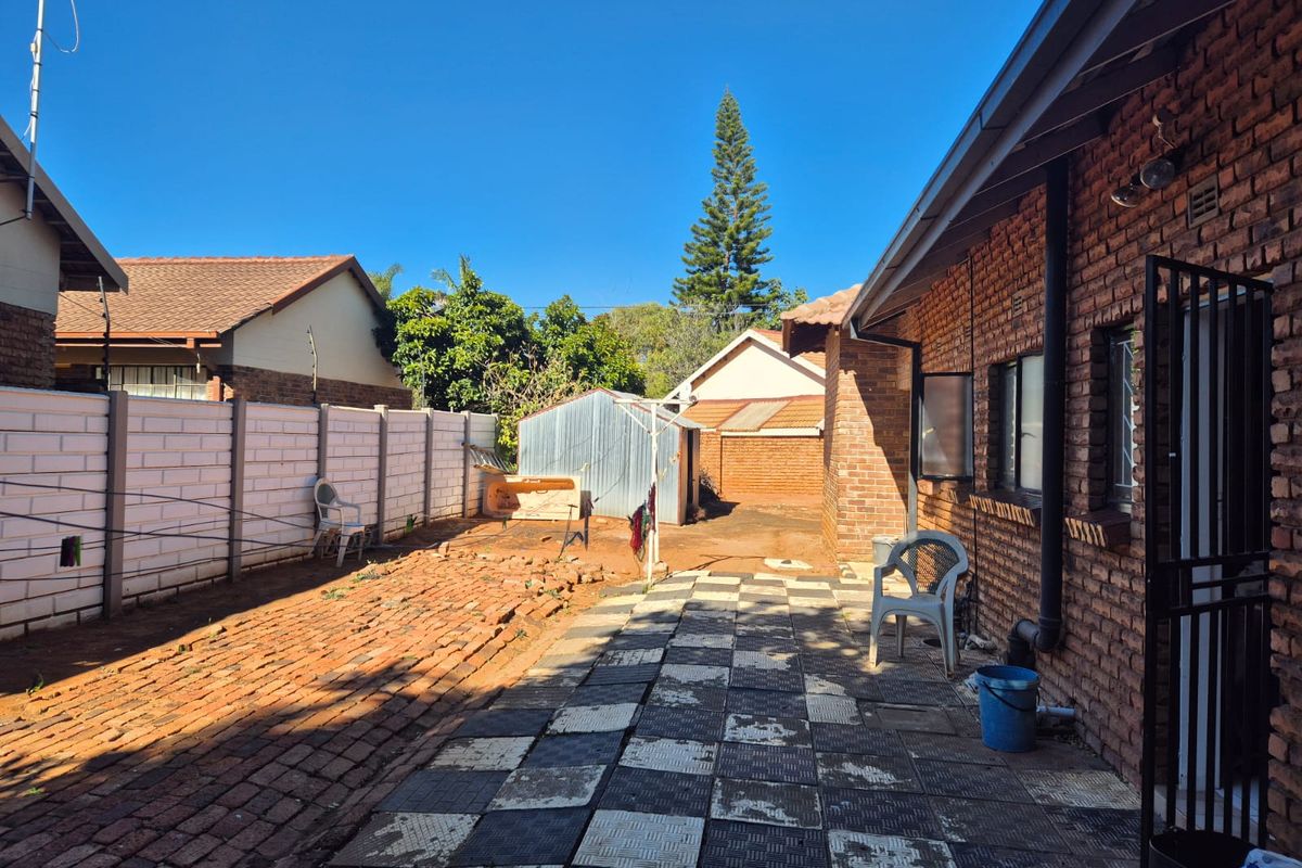 SPACIOUS FAMILY HOME IN FLORA PARK - Photo 3